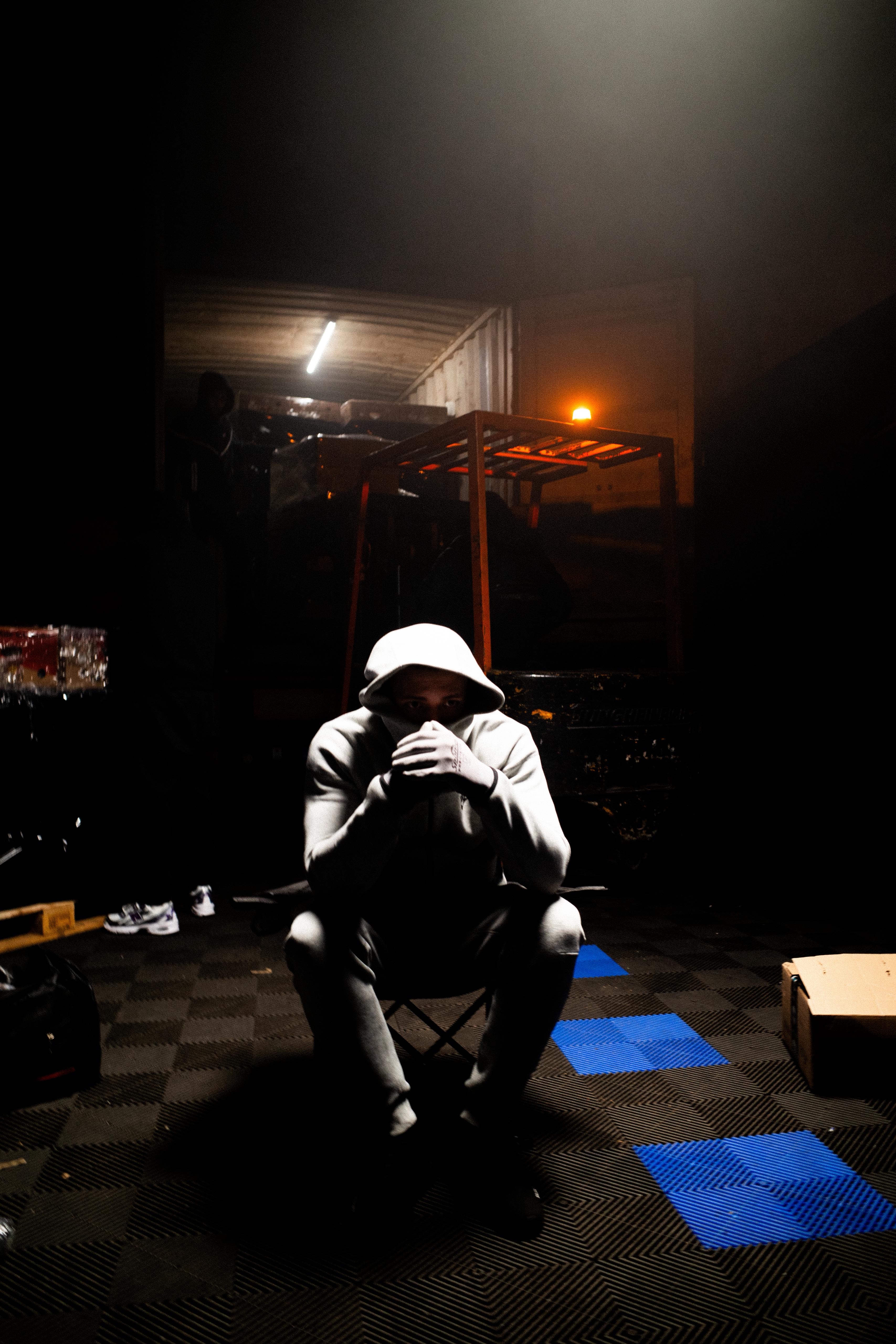 Figur in einem dunklen Container-Warehouse