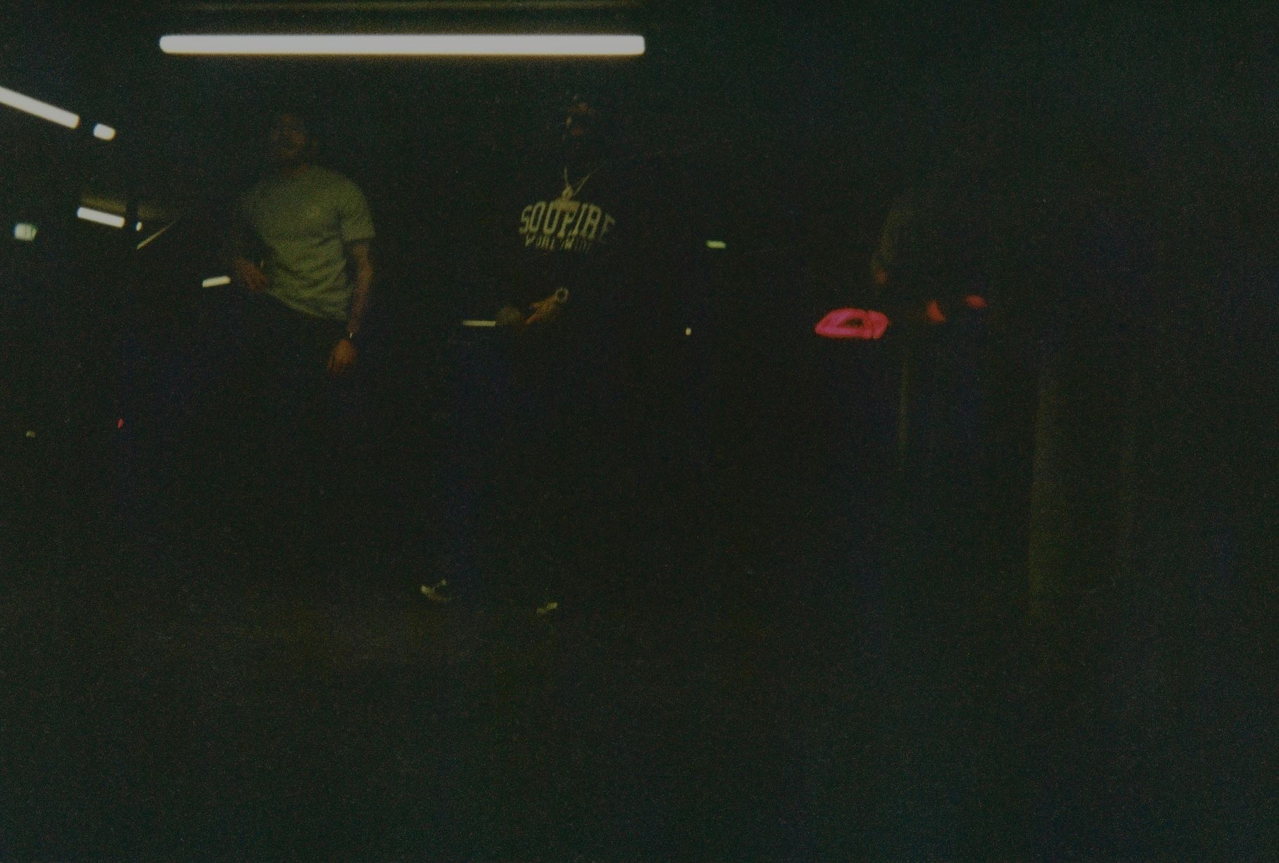 Dunkle Untergrund-Szene mit Neonlicht