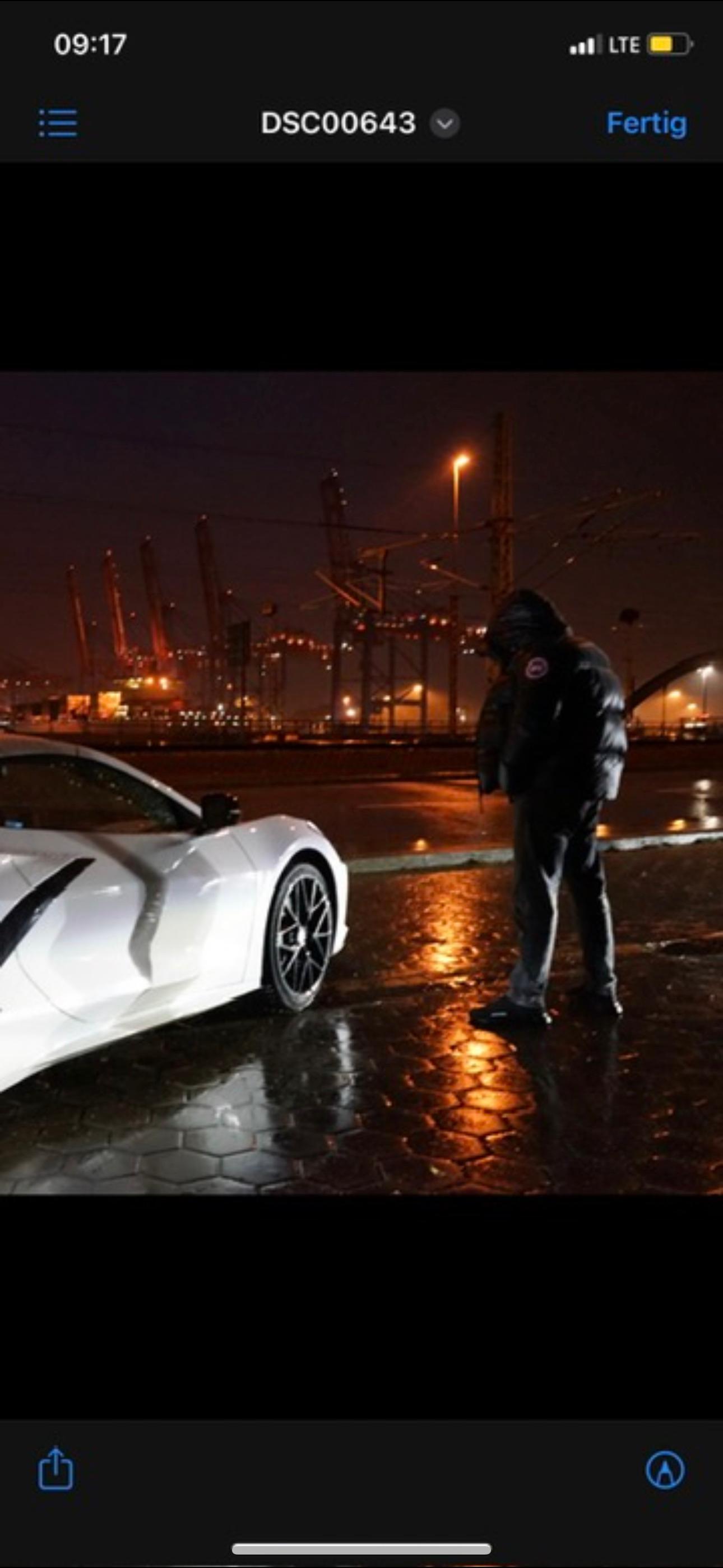 Sportwagen am Hamburger Hafen bei Nacht