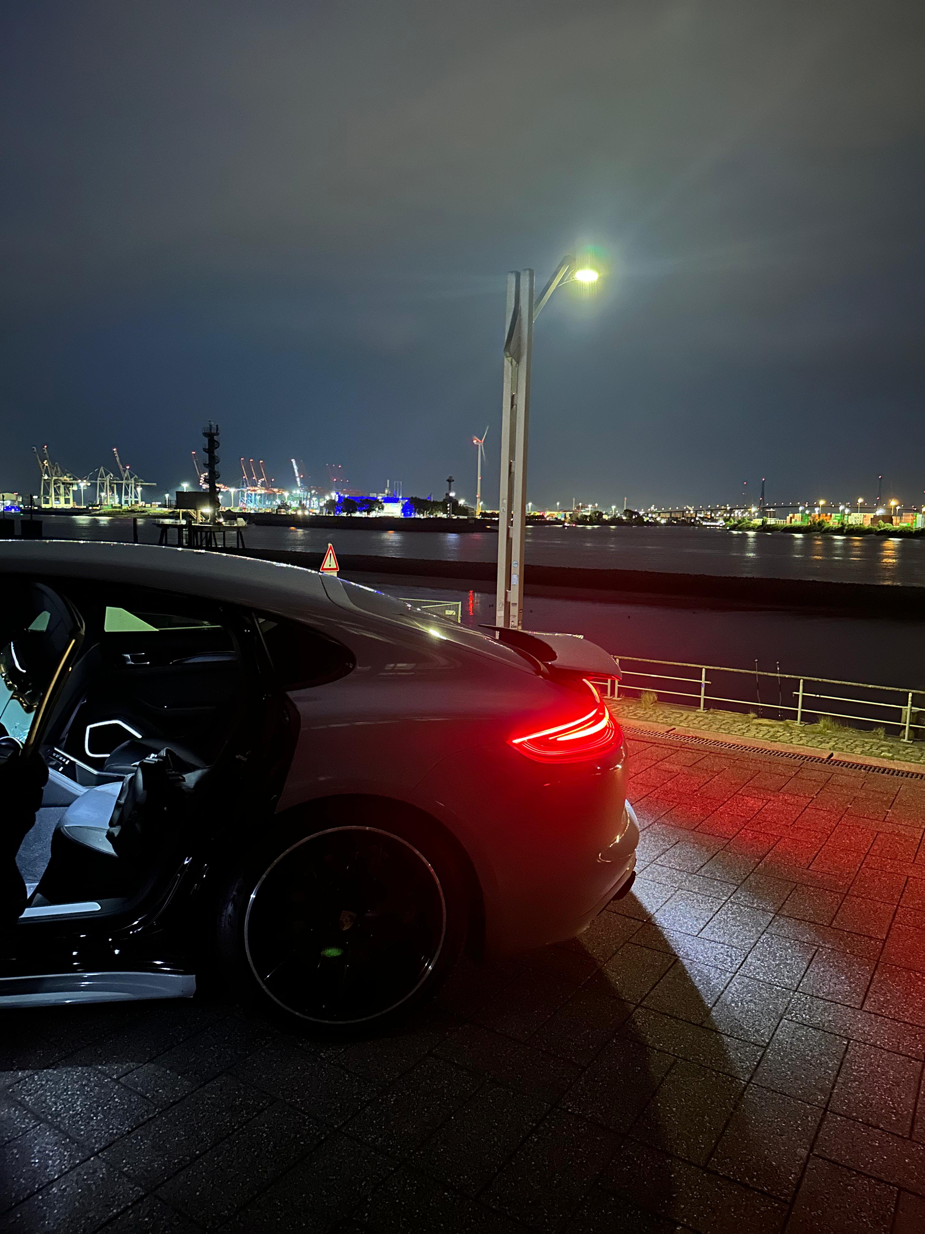 Schwarzer Porsche an der Hamburger Kaimauer bei Nacht, Tür offen