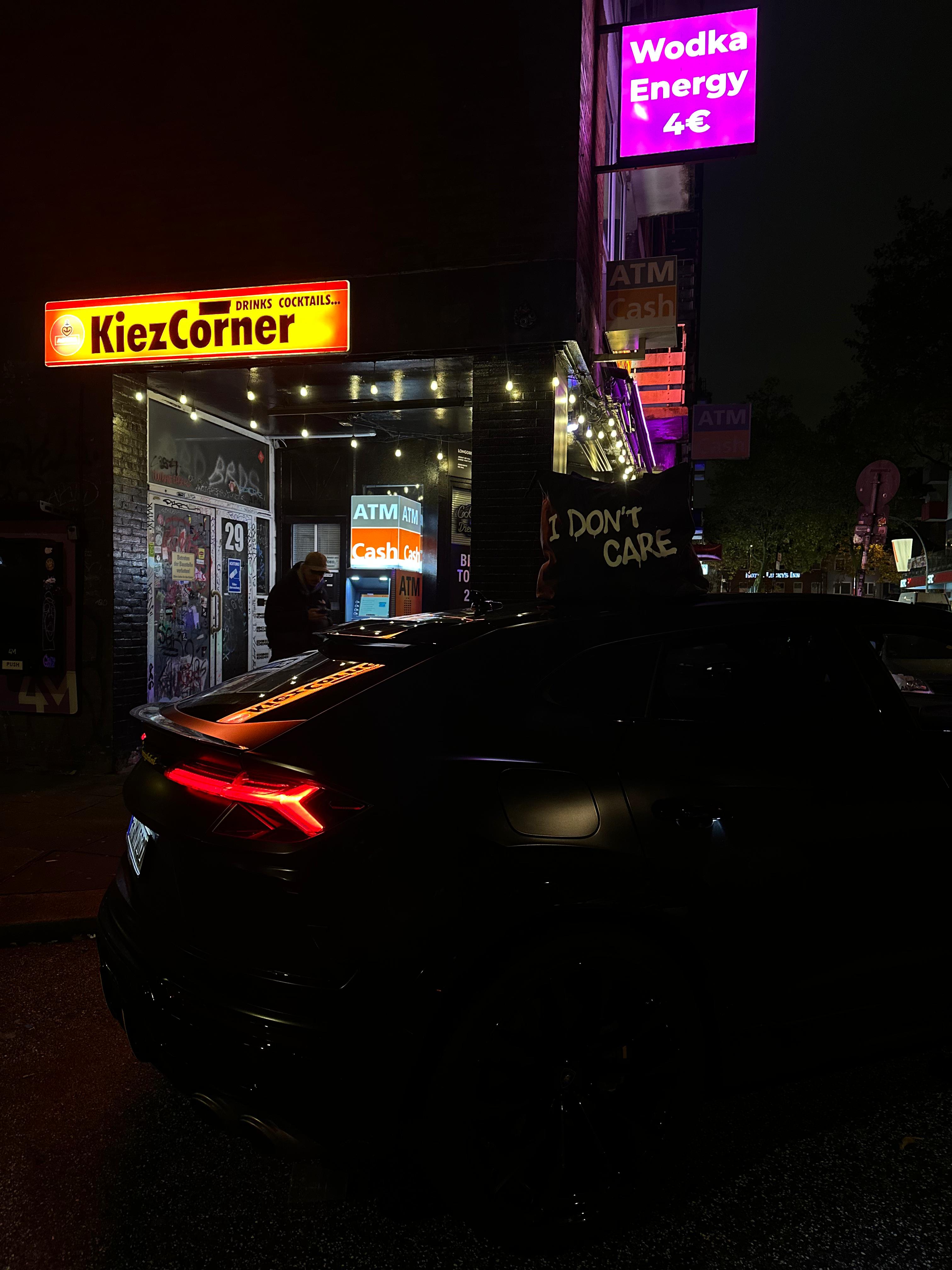 Sportwagen vor KiezCorner St. Pauli bei Nacht