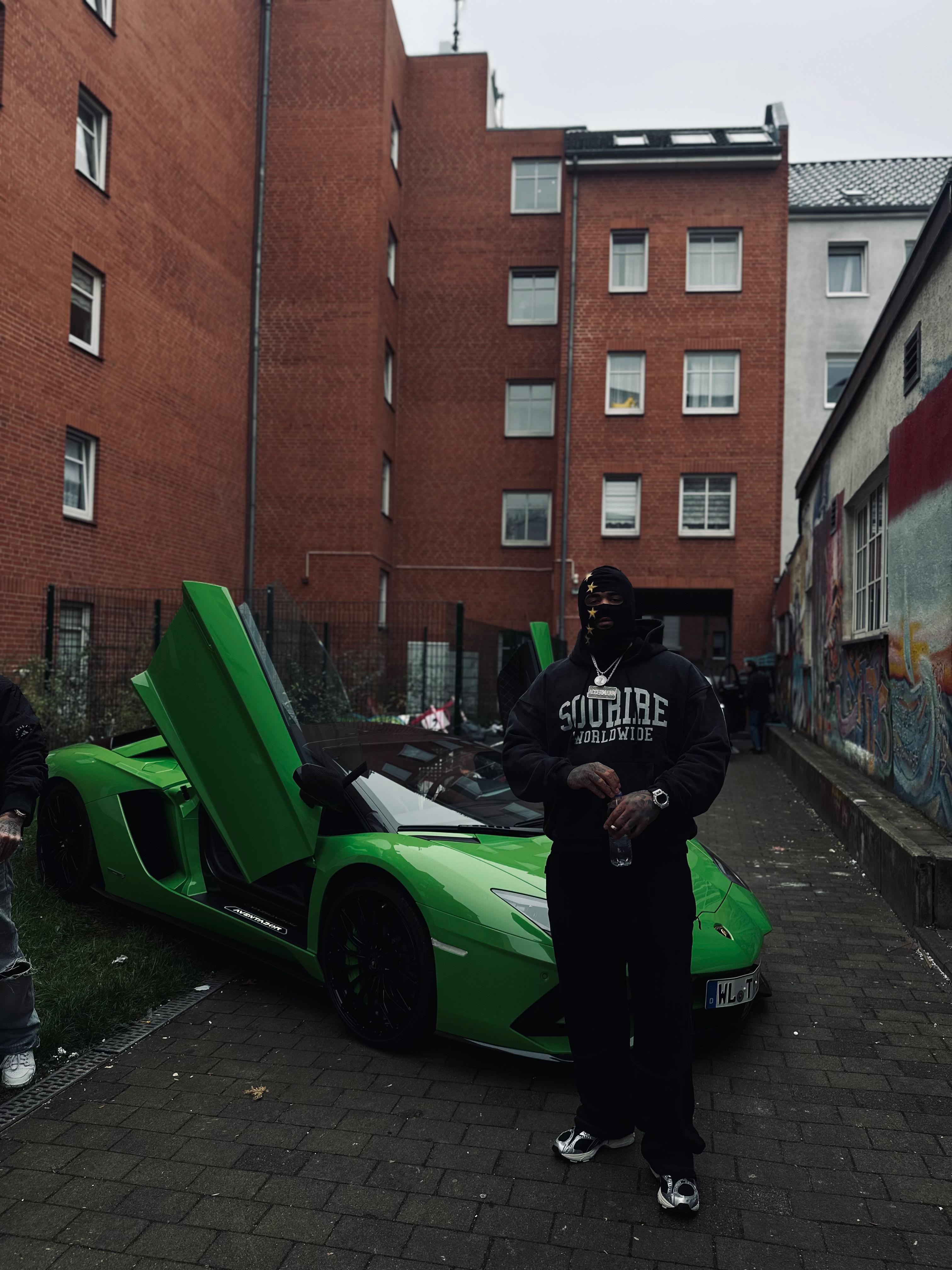 Lamborghini in Hamburger Hinterhof
