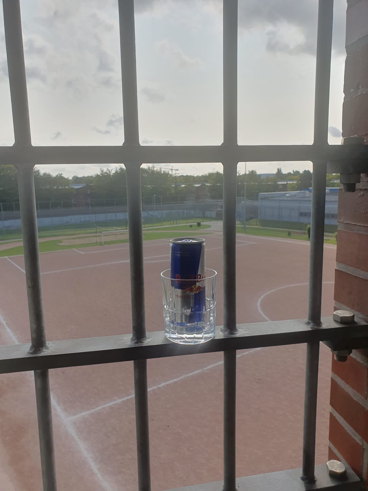 Blick durch Gefängnisgitter