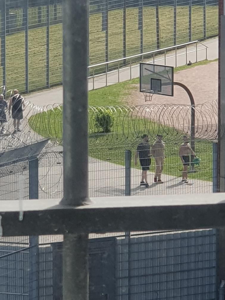 Gefängnishof durch Stacheldrahtzaun